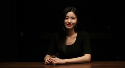 강남 유흥업소에서 다국적 손님들이 모여 글로벌 비즈니스를 논의하는 모습